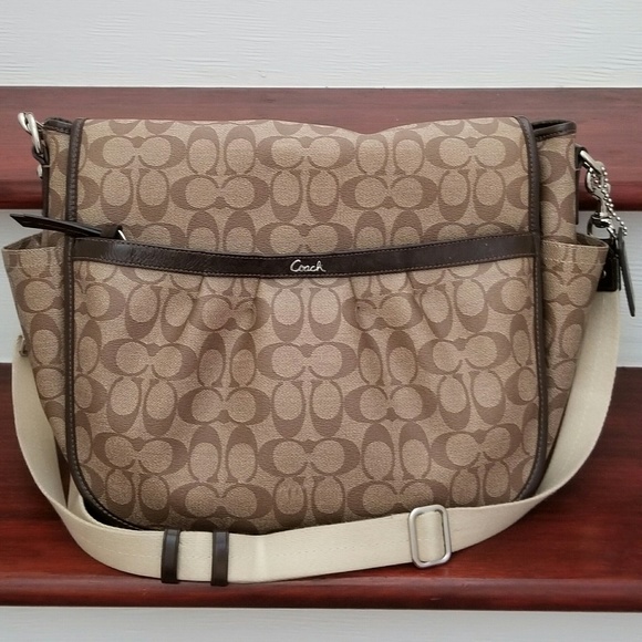 Coach Handbags - Coach Coated Leather Messenger bag #F18373 💟💟